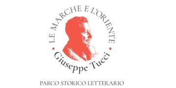 𝐋𝐄 𝐌𝐀𝐑𝐂𝐇𝐄 𝐄 𝐋’𝐎𝐑𝐈𝐄𝐍𝐓𝐄 – 𝐆𝐢𝐮𝐬𝐞𝐩𝐩𝐞 𝐓𝐮𝐜𝐜𝐢©. Macerata 5 giugno 2025, ore 17.00